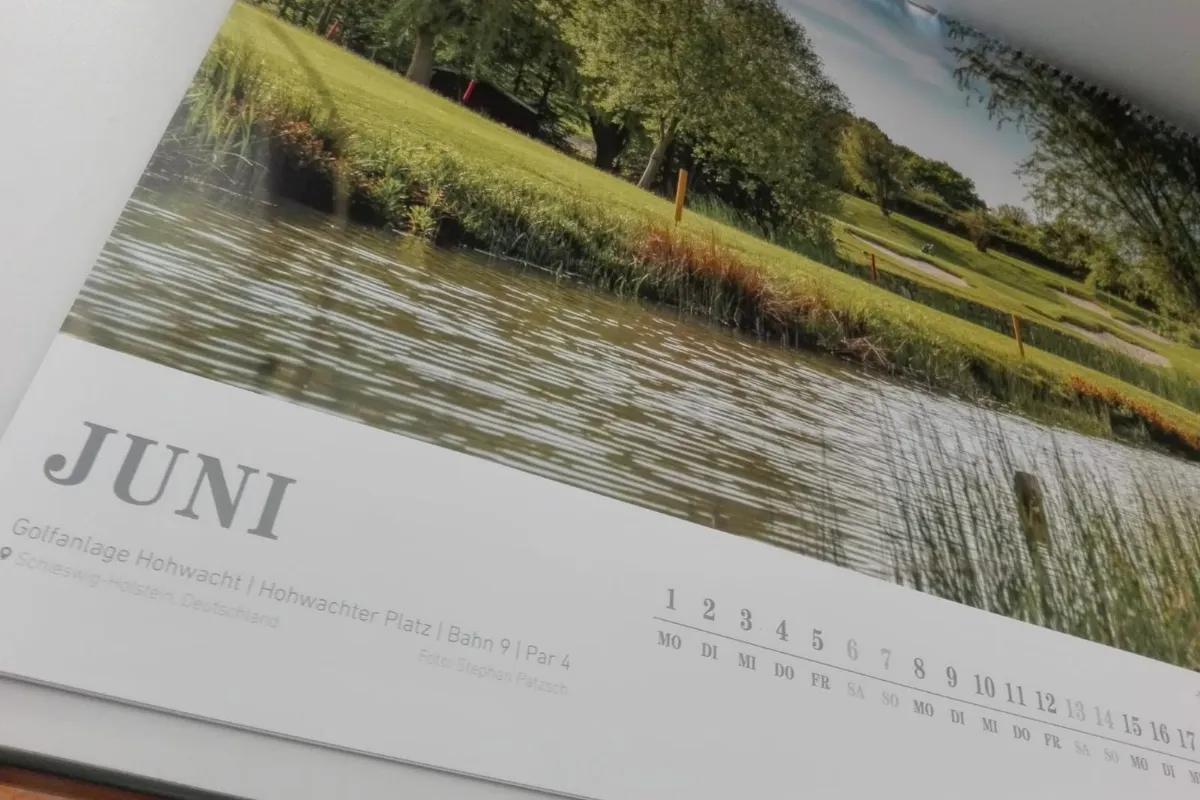 Aufgeschlagener Golfkalender 2020 von Golf Post, Juniblatt: Golfanlage Hohwacht, Hohwachter Platz, Bahn 9