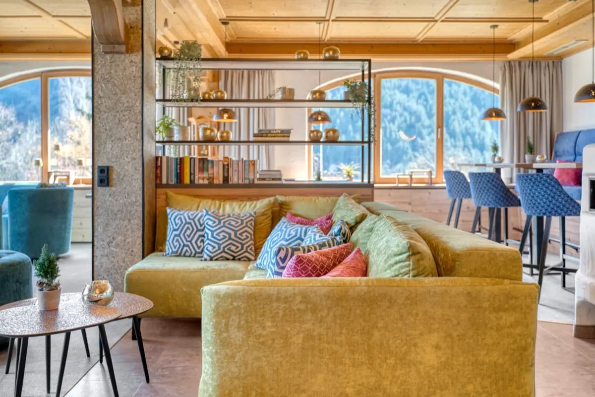 Lounge with a yellow sofa and armchairs in front of the window front