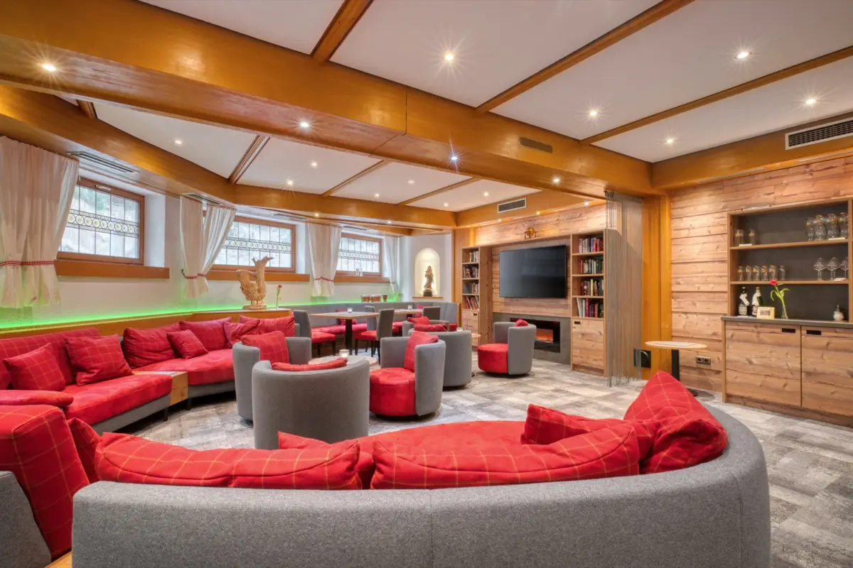 Lounge with a round red bench and a library wall