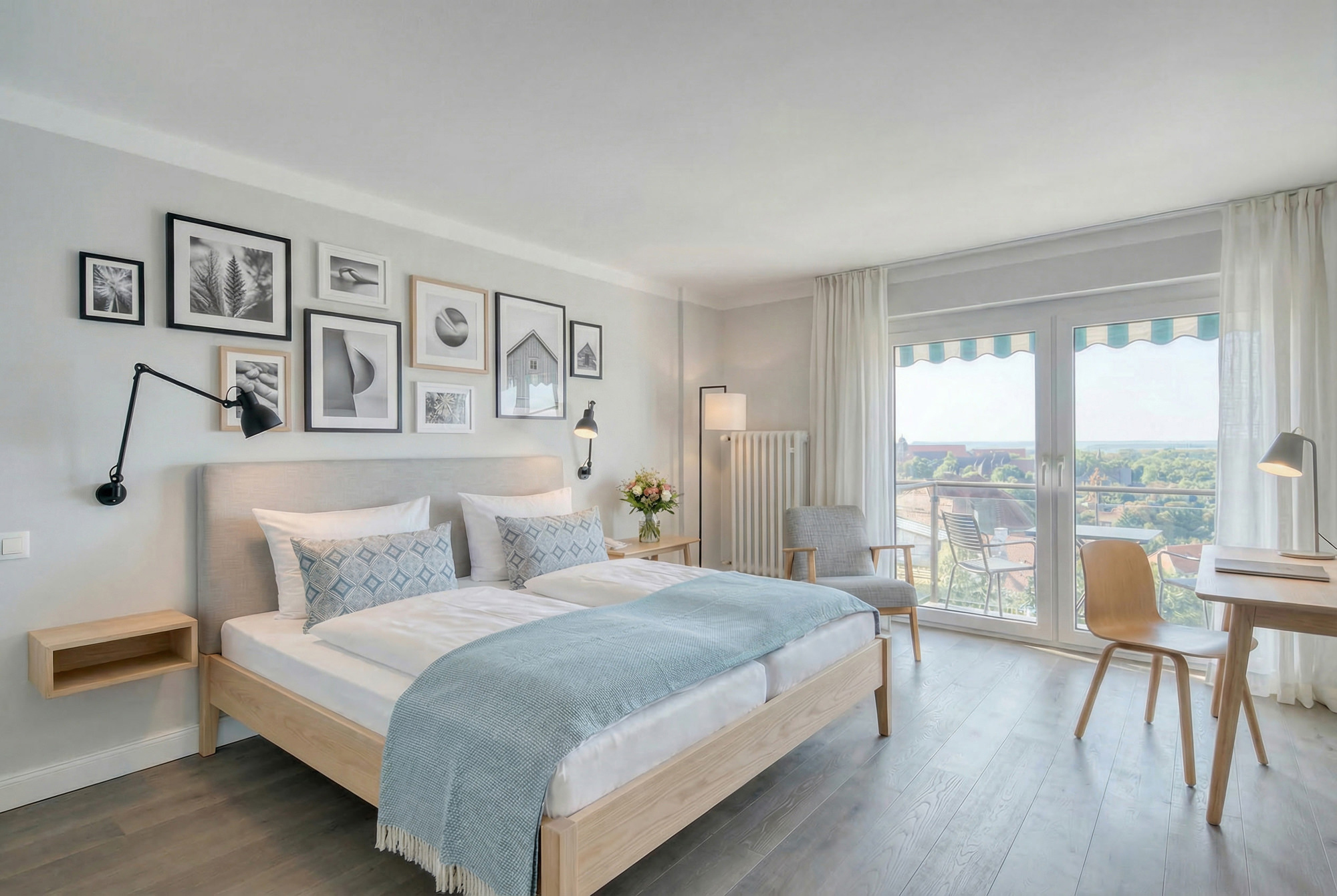 Dasselbe Zimmer mit hellem Holz und reduzierten Möbeln