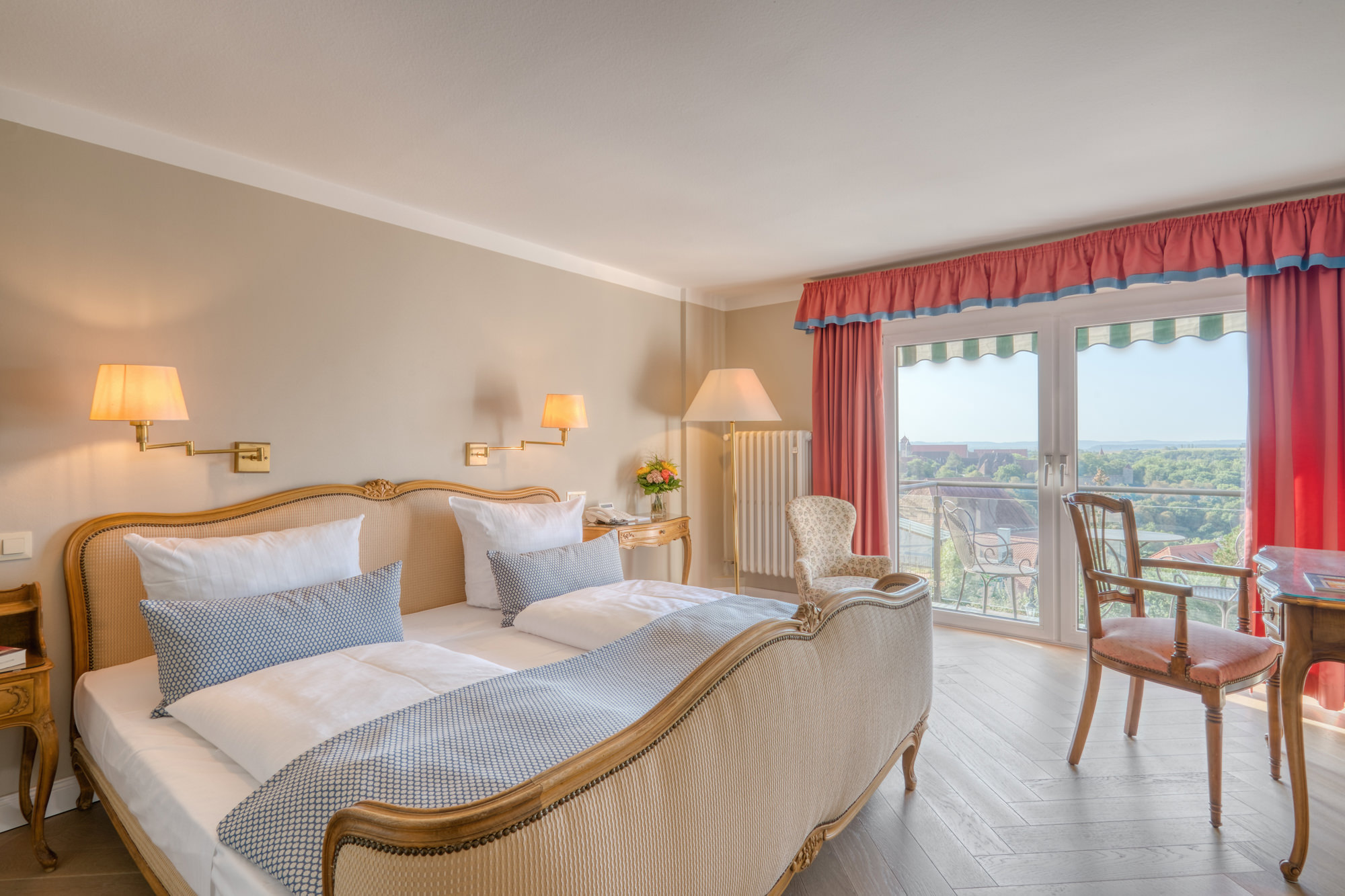Hotelzimmer mit klassischer, dunkler Einrichtung